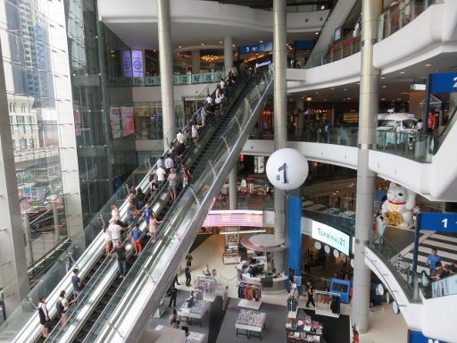 Terminal 21 Asok, Bangkok, Thailand, Atrium mit der Rolltreppe vom Level 1 zum Level 3