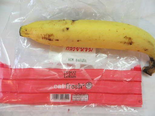 TESCO Lotus Supermarkt Online, Bangkok, Thailand, 4 kleine Bananen 32,– THB im November 2014