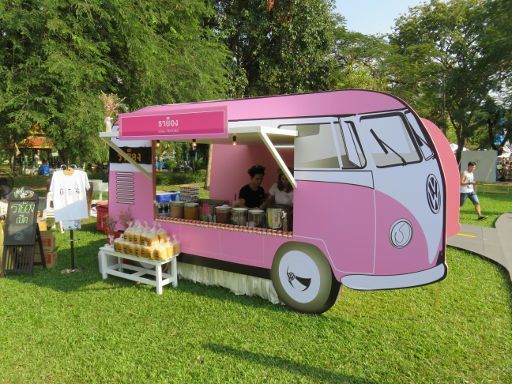 Thailand Tourism Festival 2016, Bangkok, Thailand, Verkaufsstand mit aufgemalten VW Bus