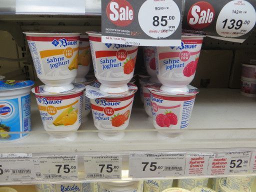 Tops Supermarkt Online, Bangkok, Thailand, Bauer Fru Fru Sahnejoghurt 150 g für 75,– THB im November 2014