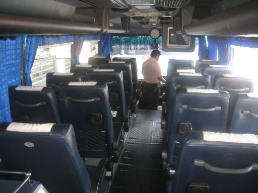 Bell Travel Service, Pattaya, Bangkok, Thailand, Bus mit Kunststoffsitzen