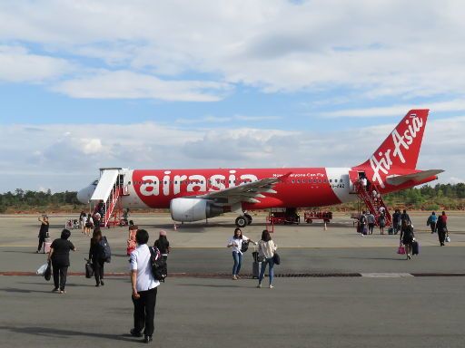 Buri Ram, Thailand, Flughafen BFV, Air Asia Airbus auf einer Außenposition