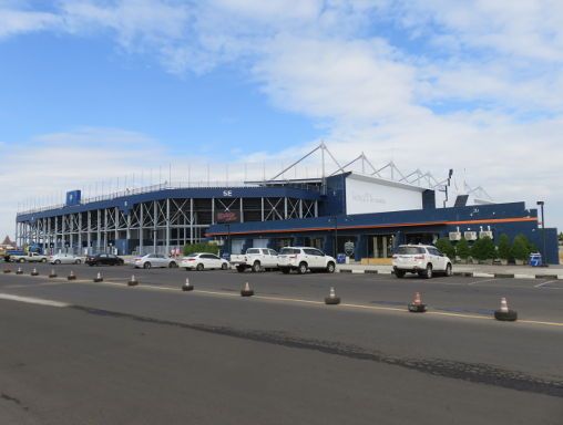 Buri Ram, Thailand, i–mobile Buriram United Fußball Stadion, Fan Shop im Vordergrund und Außenansicht vom Stadion