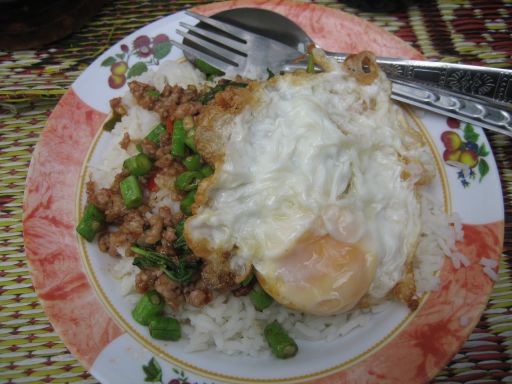 Green Bangkok Bike, Bangkok, Thailand, Portion Reis mit Spiegelei und etwas Hackfleisch