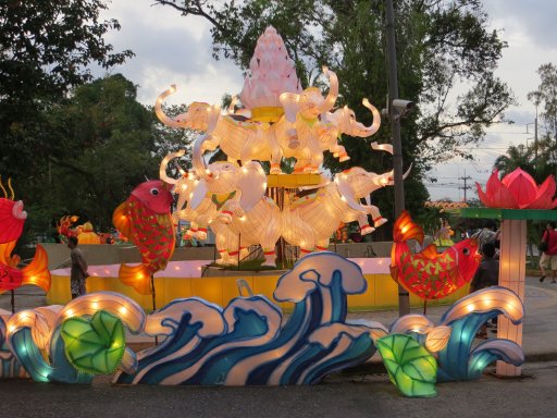 Hat Yai Municipal Park, Hat Yai, Thailand, Laternen Kunstwerk mit Elefanten, Fische Lotusblüten