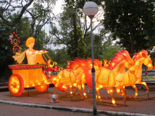 Hat Yai Municipal Park, Hat Yai, Thailand, Laternen Kunstwerk mit Kutsche und 4 Pferden