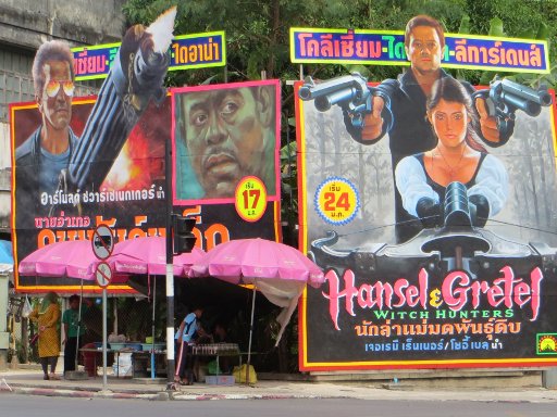 Hat Yai, Thailand, gemalte Filmplakate an einer Straßenkreuzung