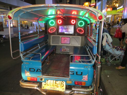 Hat Yai, Thailand, Daihatsu Hijet Taxi mit Soundanlage und Flachbildschirm