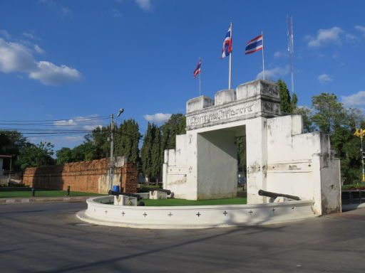 Kanchanaburi, Thailand, Stadttor und Reste der Stadtmauer