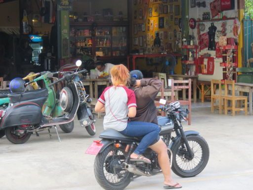 Kanchanaburi, Thailand, Vespa Bar auf der Mae Nam Kwae Road