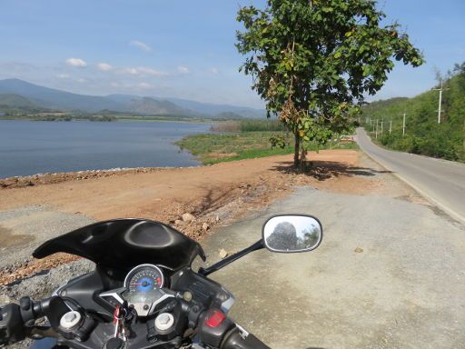 Kanchanaburi, Thailand, Deathrail Motorcycle Tours, kurzer Stopp am neuen Stausee