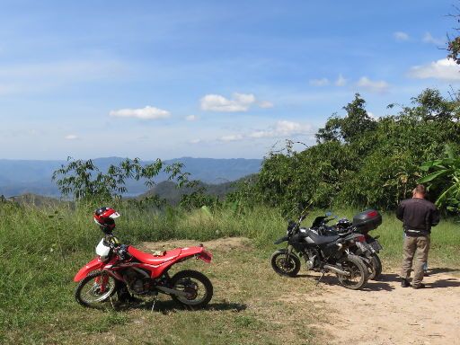 Kanchanaburi, Thailand, Deathrail Motorcycle Tours, Stopp mit Blick auf den Srinagarind Stausee