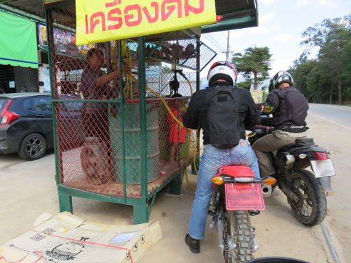 Kanchanaburi, Thailand, Deathrail Motorcycle Tours, kurzer Stopp an einer Tankstelle