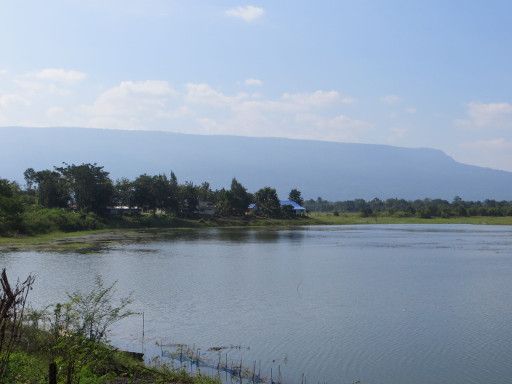 Phu Kradung National Park, Thailand, See mit dem Hochplateau vom Phu Kradung Park im Hintergrund