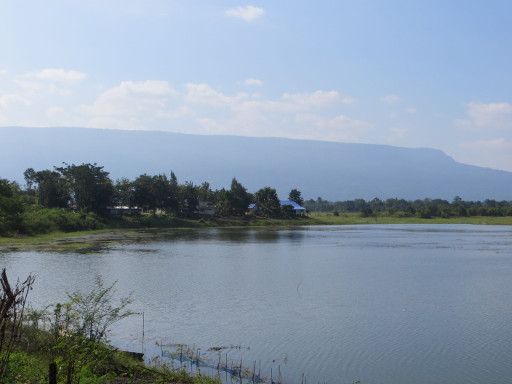 Phu Kradung National Park, Thailand, See mit dem Hochplateau vom Phu Kradung Park im Hintergrund