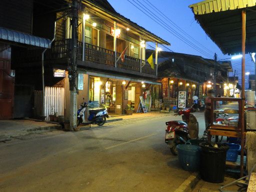 Chiang Khan, Thailand, Fußgängerzone am Abend