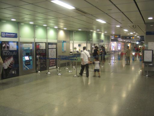 MRT Metro, Bangkok, Thailand, Automaten und Schalter in der Station Sukhumvit