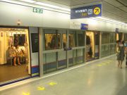 MRT Metro, Bangkok, Thailand, Zug an einer Station