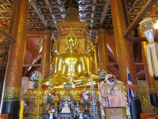 Bus Stadtrundfahrt, Nan, Thailand, Wat Phumin mit sitzenden Buddha