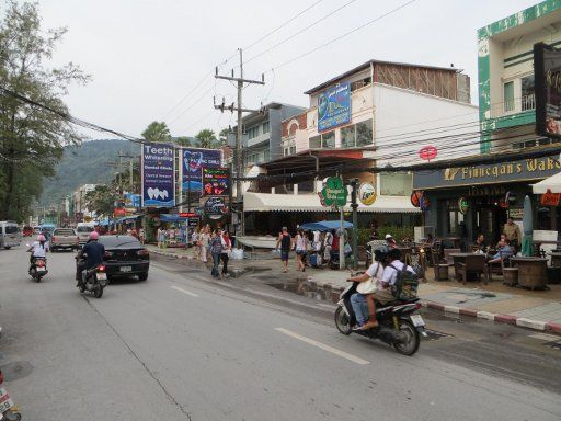 Patong, Phuket, Thailand, Beach Road Thawiwong mit den üblichen Geschäften