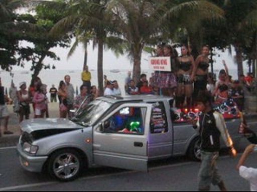 Pattaya International Mardi Gras 2009, Pattaya, Thailand, Pick Ups mit Go Go Tänzerinnen