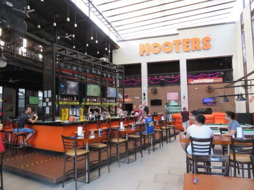 Hooters™, Pattaya, Thailand, Bar mit Fernseher