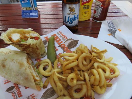 Hooters™, Pattaya, Thailand, Singha Light Beer und Buffalo Chicken Wrap