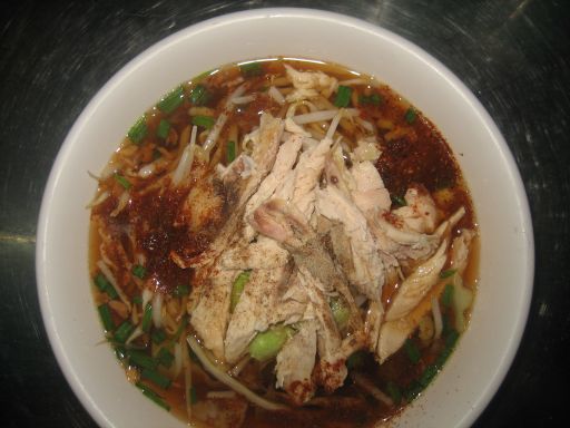 Pattaya, Thailand, Straßenrestaurant, Qiit Thi Au Gkai / Nudelsuppe mit Hühnchen für 40,– Thai Baht