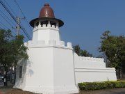 Phitsanulok, Thailand, restaurierte Stadtmauer mit Turm