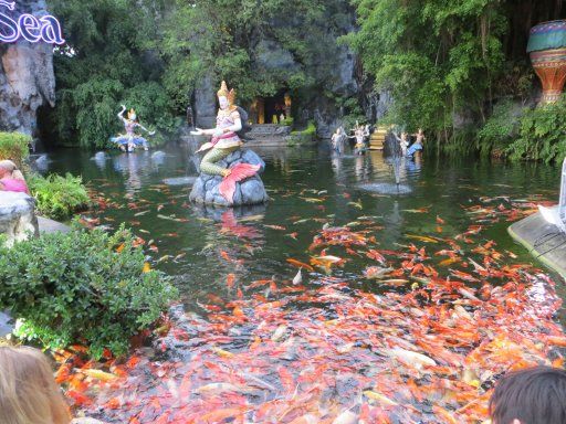 Phuket FantaSea, Phuket, Thailand, Teich mit Goldfischen