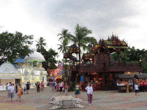 Phuket FantaSea, Phuket, Thailand, Thailändisches Holzhaus mit Café