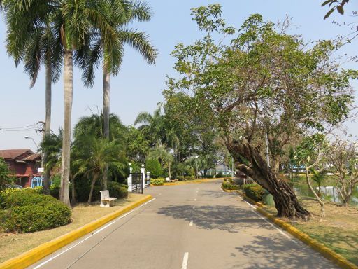 Sakon Nakhon, Thailand, Stadttor, Sa Phang Thong Stadtpark mit See