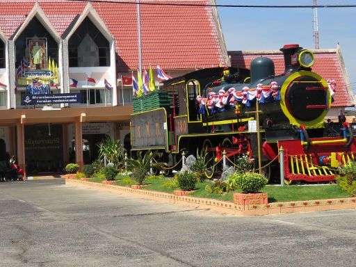 Bahnhof, Ubon Ratchathani, Thailand, Vorplatz mit alter Dampflokomotive