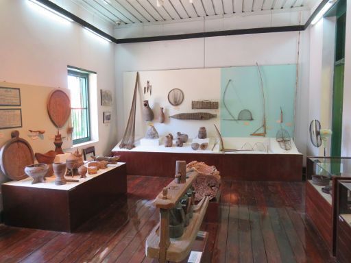 National Museum, Ubon Ratchathani, Thailand, Tonwaren und Fischerwerkzeuge