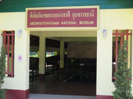 National Museum, Ubon Ratchathani, Thailand, Freiluftmuseum mit Langboot und Steinen