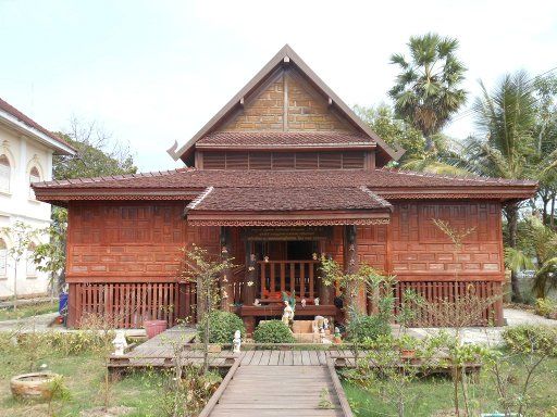 Udon Thani, Thailand, Holzhaus auf dem Wat Phothisomporn Gelände