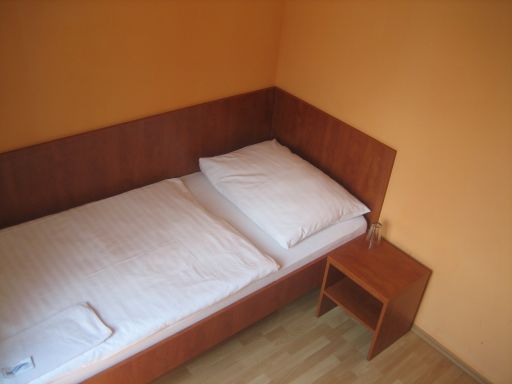 Leon Hotel, Prag, Tschechische Republik, Zimmer 307 mit Bett, Nachttisch, Laminatfußboden