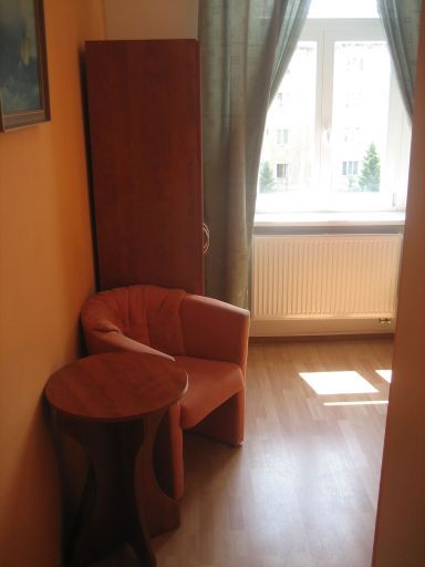 Leon Hotel, Prag, Tschechische Republik, Tisch, Sessel, Schrank, Fenster