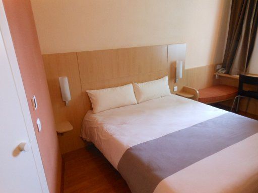 ibis Kiew Shevchenko Boulevard, Kiew, Ukraine, Zimmer 1013 mit Doppelbett, Kofferablage, Stuhl, Fenster und Tisch