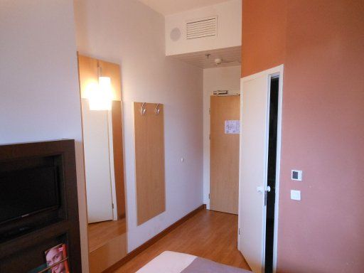ibis Kiew Shevchenko Boulevard, Kiew, Ukraine, Zimmer 1013 mit Fernseher, Wandspiegel, Eingangstür und Tür zum Badezimmer