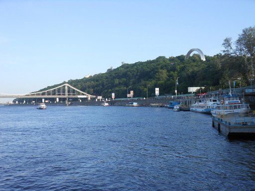 Kiew, Ukraine, Ausflugsboote auf dem Dnieper Fluss