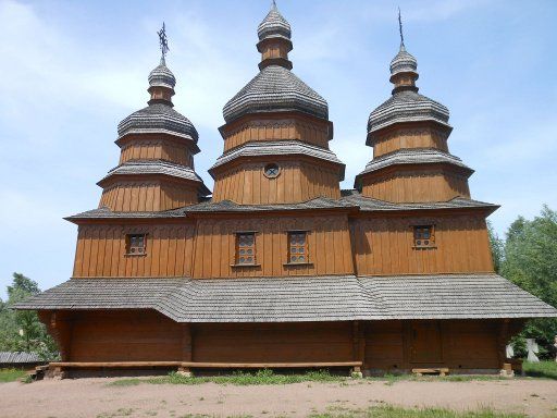 Mamajeva Sloboda Freilichtmuseum, Kiew, Ukraine, kosakische Kirche aus Holz mit 3 Türmen