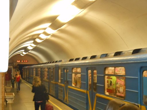 Metro, Kiew, Ukraine, Zug in der Station Khreschatyk