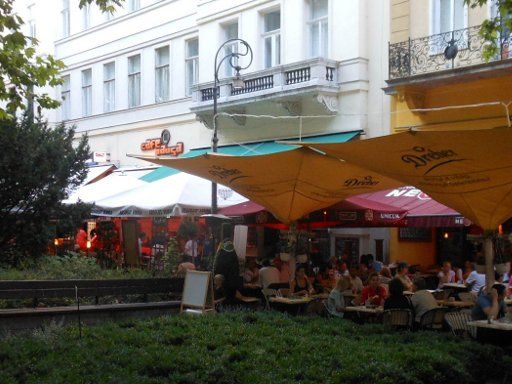 Restaurants & Kaffeehäuser, Budapest, Ungarn, Café Pausa am Liszt Ferenc tér