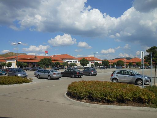 Outlet Einkaufen, Budapest, Ungarn, premier outlet Budapest Parkplatz im August 2012