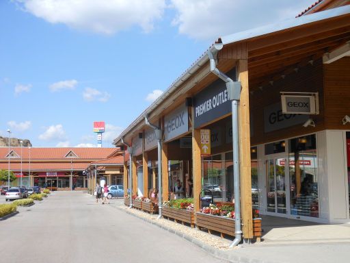 Outlet Einkaufen, Budapest, Ungarn, premier outlet Budapest Ladengeschäfte im August 2012