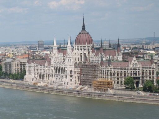 Ungarisches Parlamentsgebäude, Budapest, Ungarn, Außenansicht an der Donau