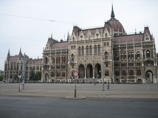 Ungarisches Parlamentsgebäude, Budapest, Ungarn, Außenansicht von der Alkotmány Utca