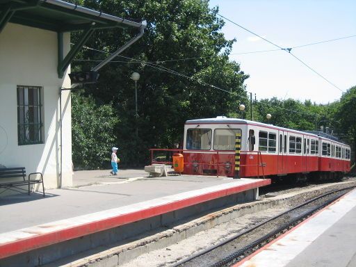 Schwabenbergbahn Zahnradbahn, Budapest, Ungarn, Zug in der Endstation Széchenyi hegy, Gyermekvasút