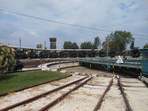 Vasúttörténeti Park, Eisenbahnmuseum, Budapest, Ungarn, Drehscheibe im Hintergrund die Dampflokomotiven